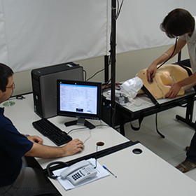 Photo of a person trainning with a manikin